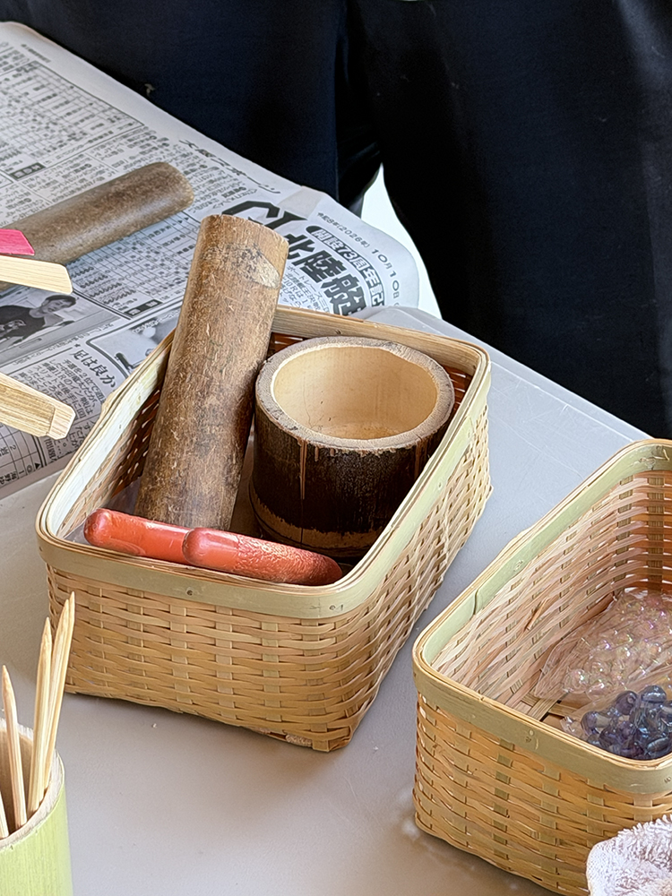 有松さんが編んだ手作りの竹かご