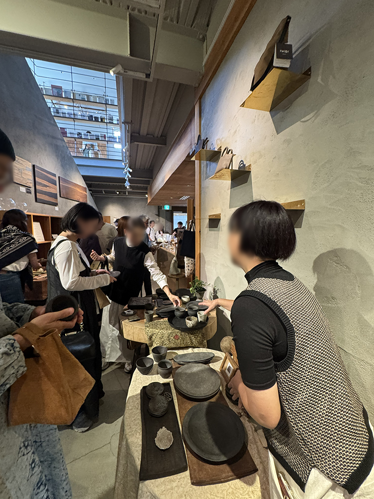 展示会で接客する松山さん