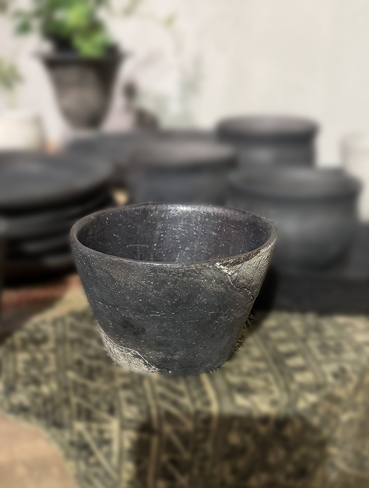 白い蓮の葉がポイントになっている作品