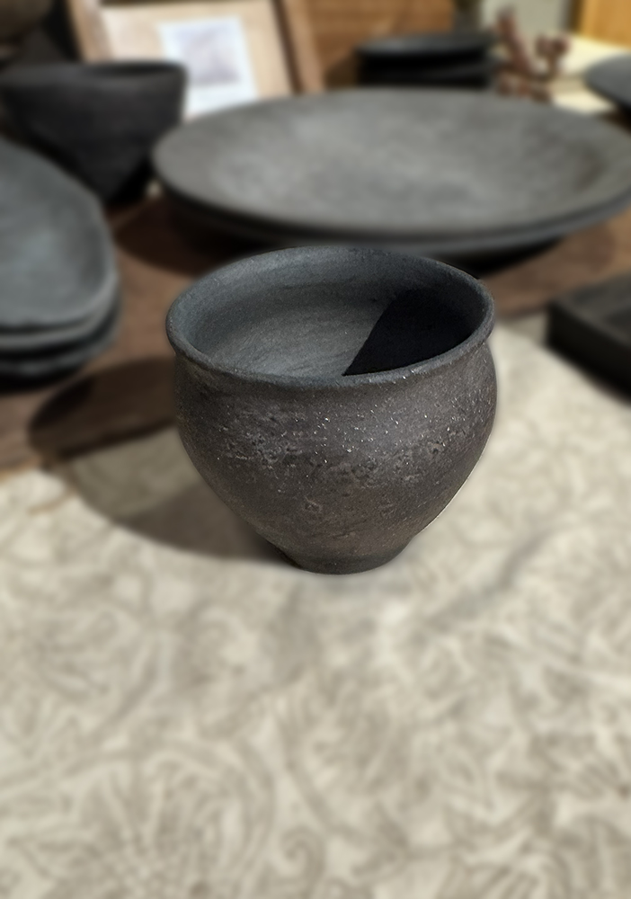 桜島の灰が混ざった器