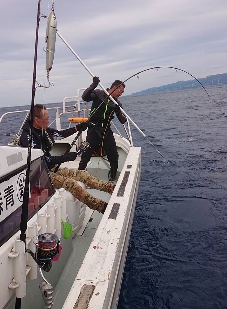 槍でついてマグロを捕る瞬間