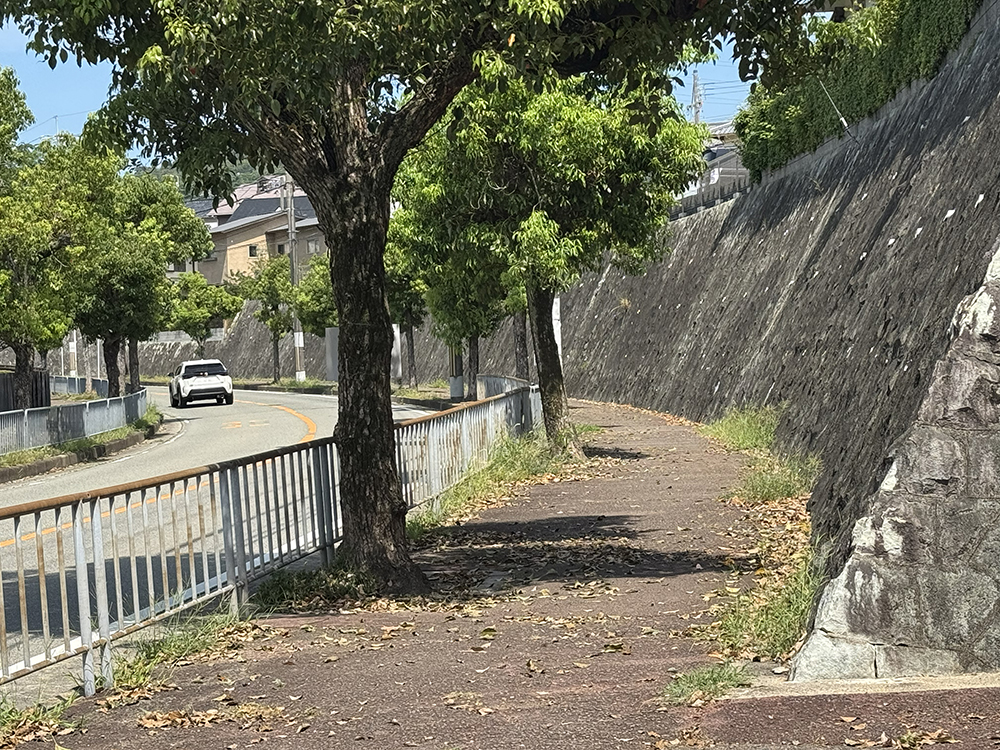 ローソン前4丁目バス停前