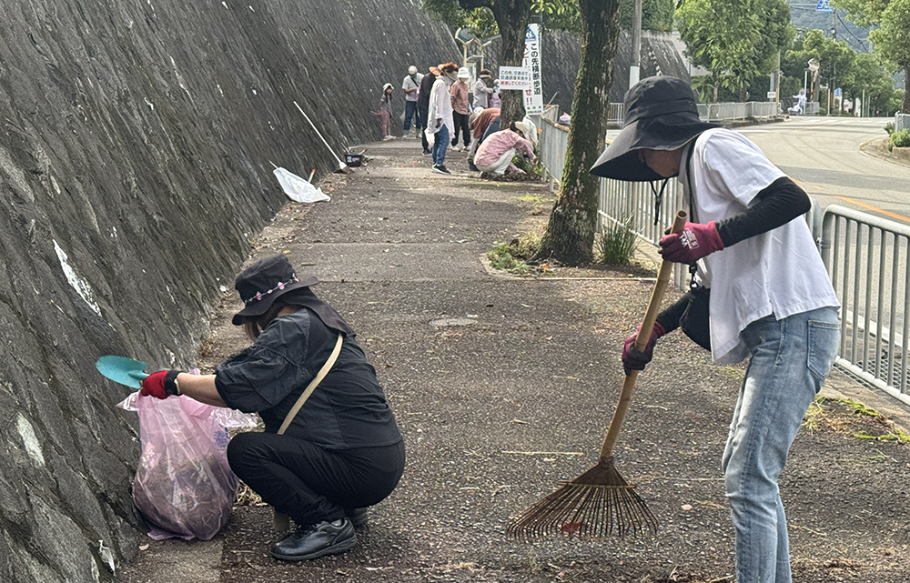 熊手やスコップを持参し、清掃活動に参加してくださった住民の皆さん