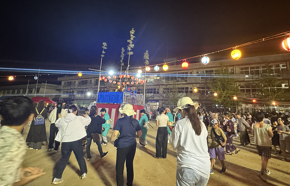 やぐらを囲んで盆踊り