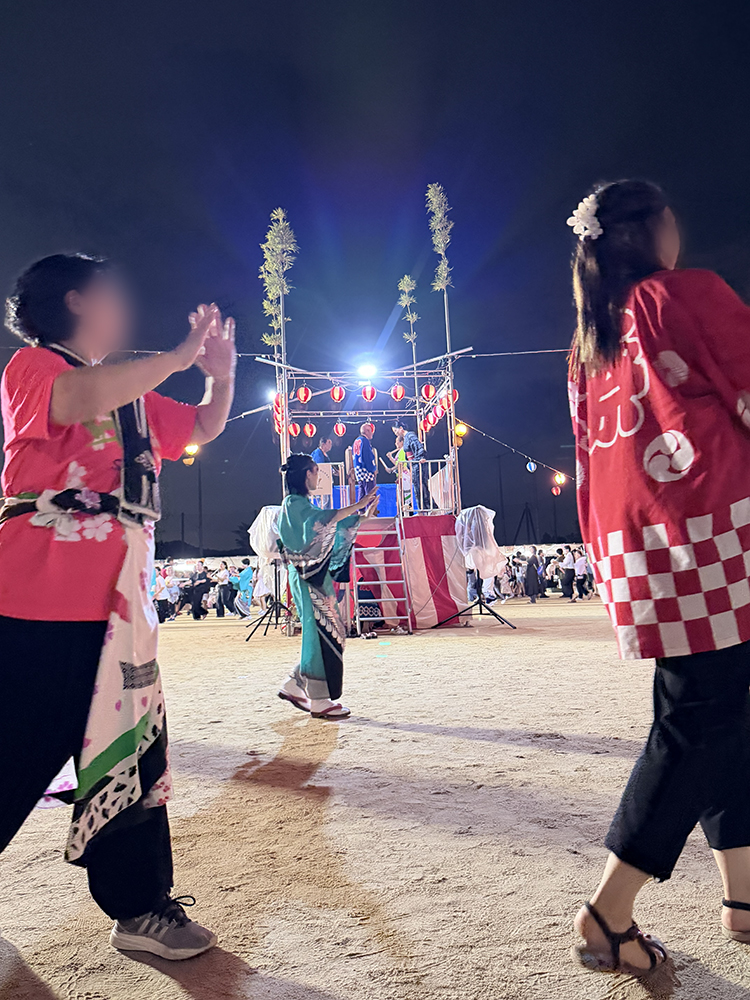 はっぴを着た踊り子たちが日頃の練習の成果を披露