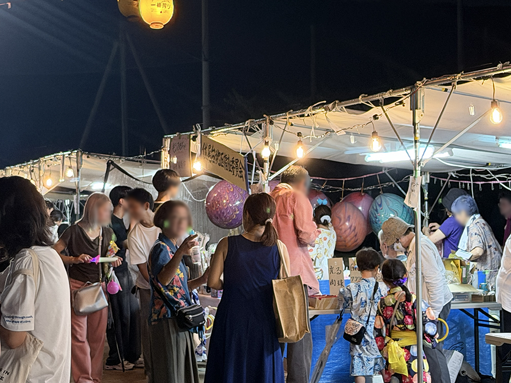 夜店が並べば人も並ぶ
