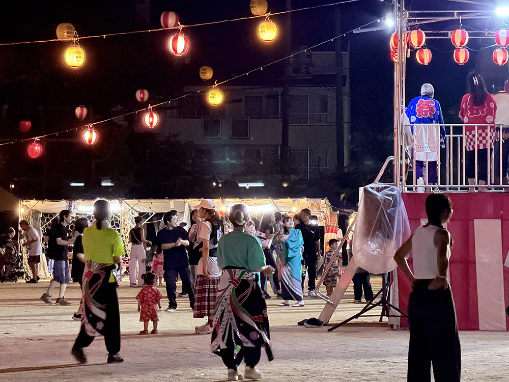 提灯が揺れる夏祭り会場