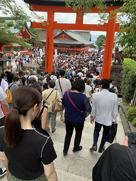 平日も観光客でごった返す伏見稲荷大社の境内