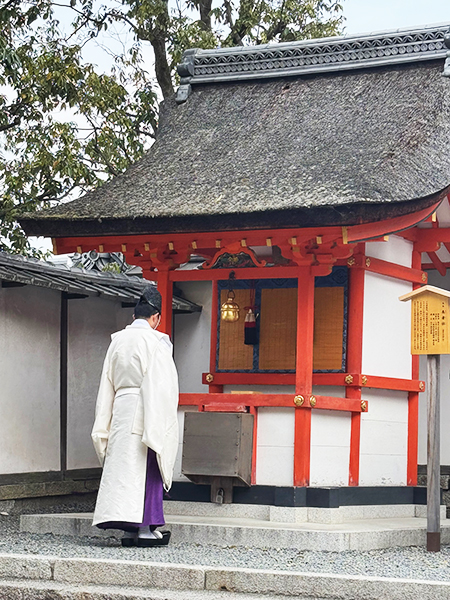 朝の礼拝をする神主