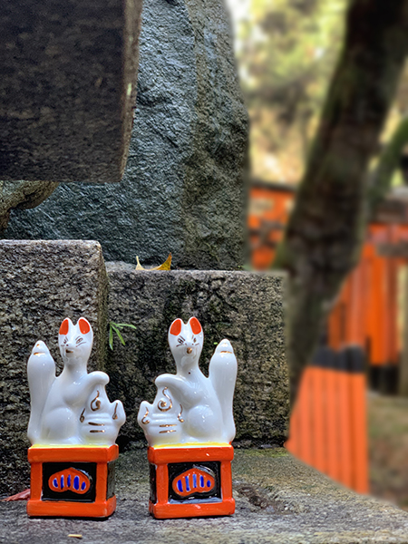 稲荷山の祠の前に奉納された眷属さんの置物