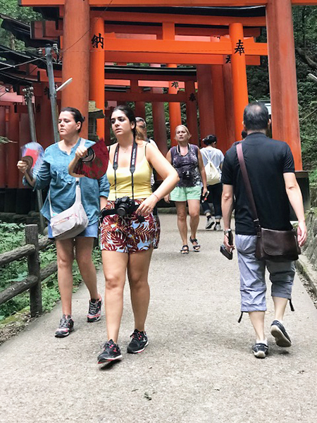 外国人観光客がたくさんいる参道