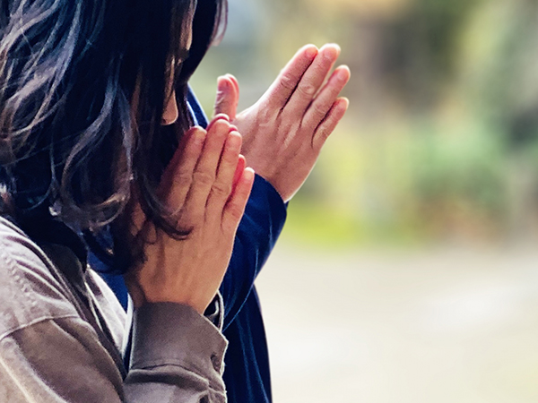 手を合わせるご夫婦