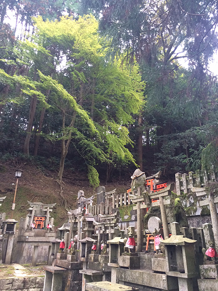 御膳谷奉拝所のお塚群