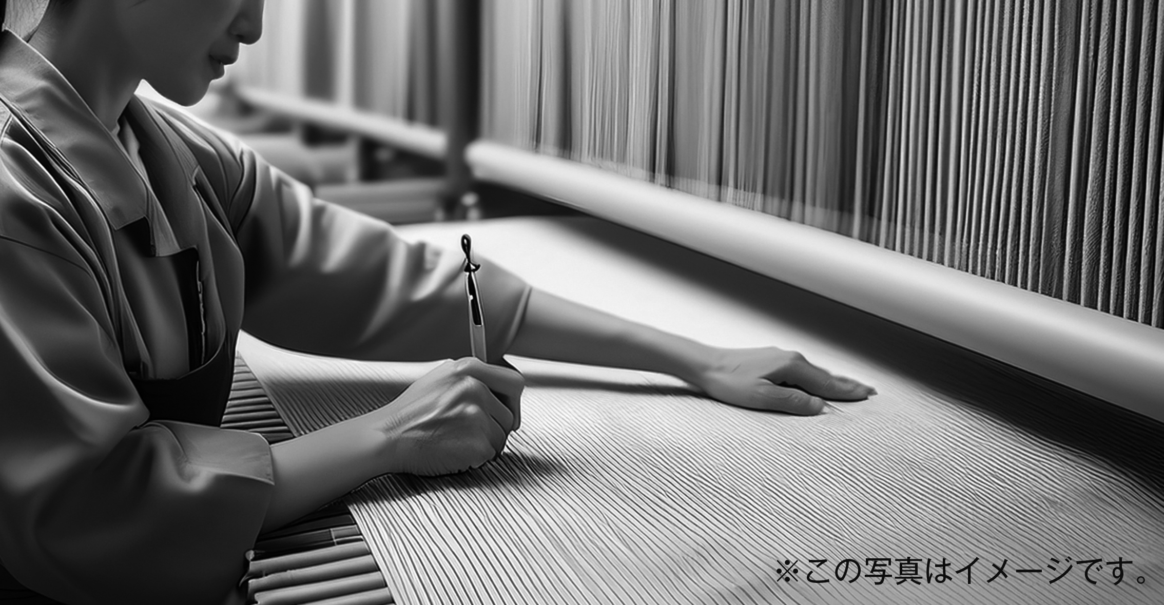 女工さんが手作業で筋を入れる写真