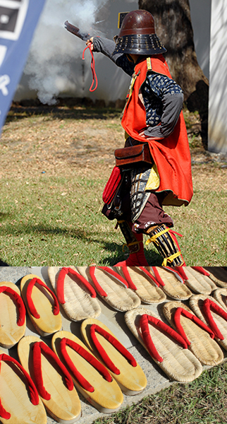 陣羽織を着た武将と草履の鼻緒