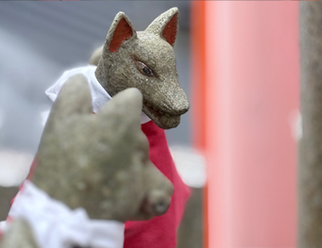 向き合う怖い顔をした二体の眷属さん