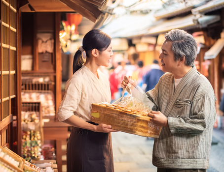 商店で売買をする女性と男性