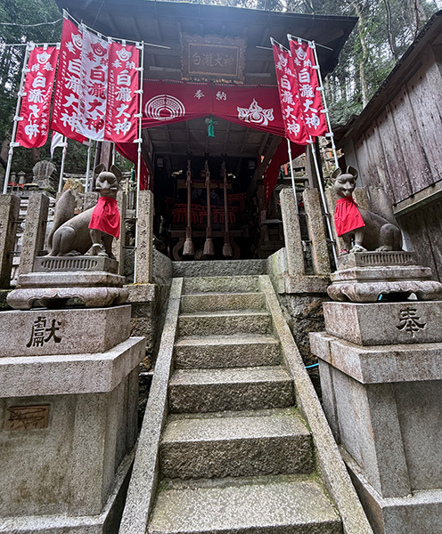 静寂に満ちている白瀧社