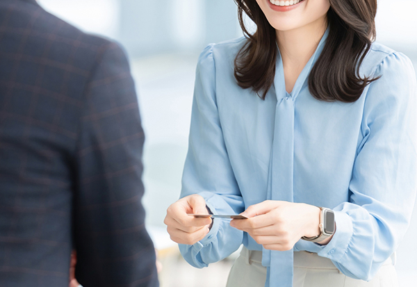 名刺交換する人々