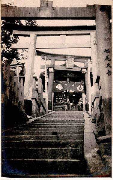 モノクロ写真　権太夫さん前の石段の写真。昭和初期