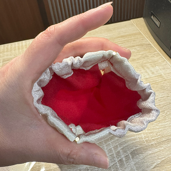 ワンタッチで開く口金