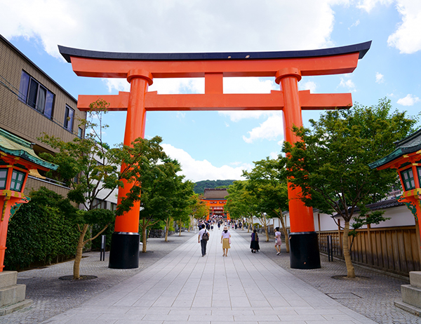 伏見稲荷大社表参道の大鳥居