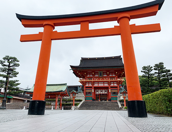 伏見稲荷大社表参道の桜門
