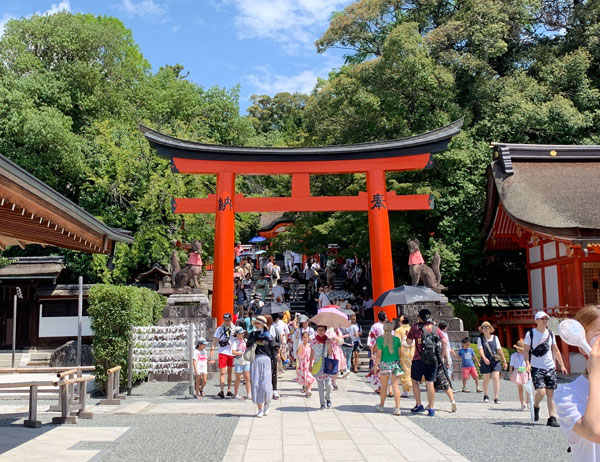 稲荷山へと続く鳥居