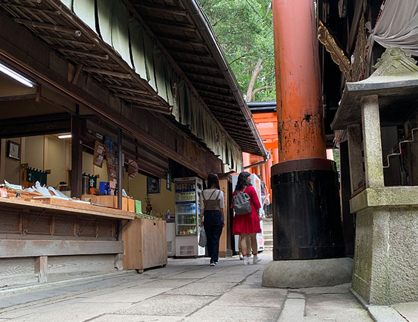 熊鷹大神さまの前をまっすぐ進む