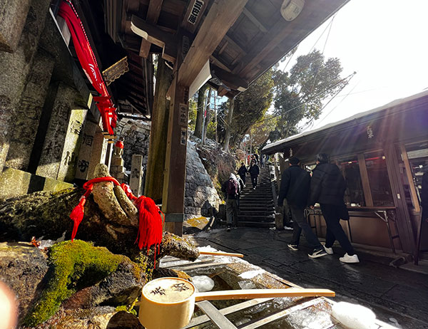 三徳大神さまと手水