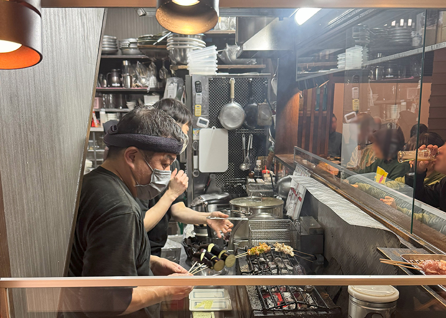 カウンター席があっという間に満席に。次々と焼き鳥を焼くマスターとスタッフさん