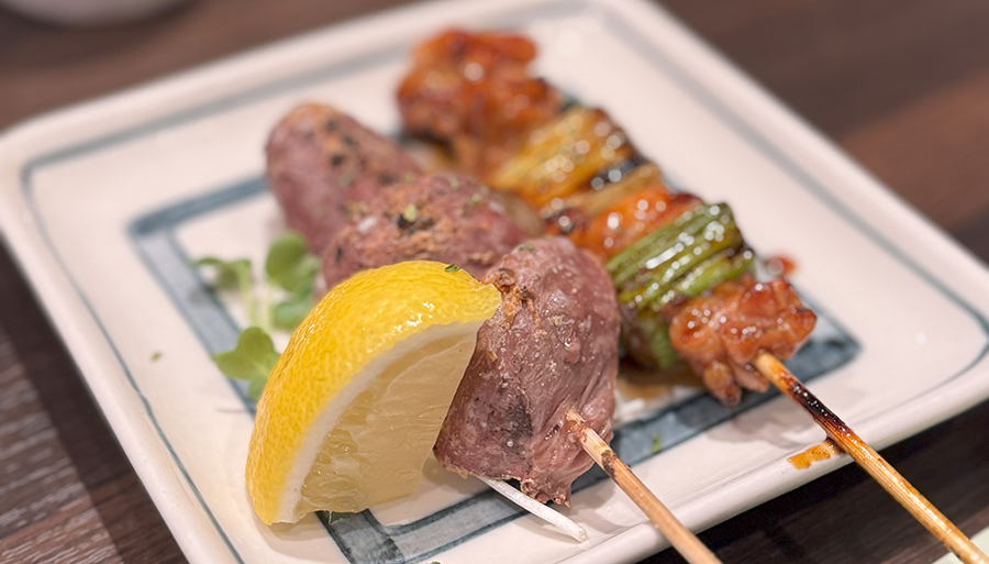 彩り豊かな焼き鳥は一本からでも注文できます。