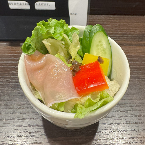 ヘルシーな野菜サラダがお出迎え